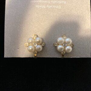 VTG DAINTY FAUX PEARL & RHINESTONE GOLD TONE METAL SCREW BACK EARRINGS 1/2"